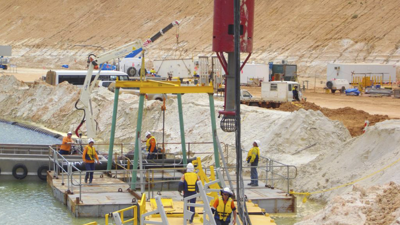 OTTer-Pump fitted with a sand production head and suspended from a pontoon platform. IHC OTTer-Pumps are modular and can be fitted with a sand production head and suspended from a pontoon platform.